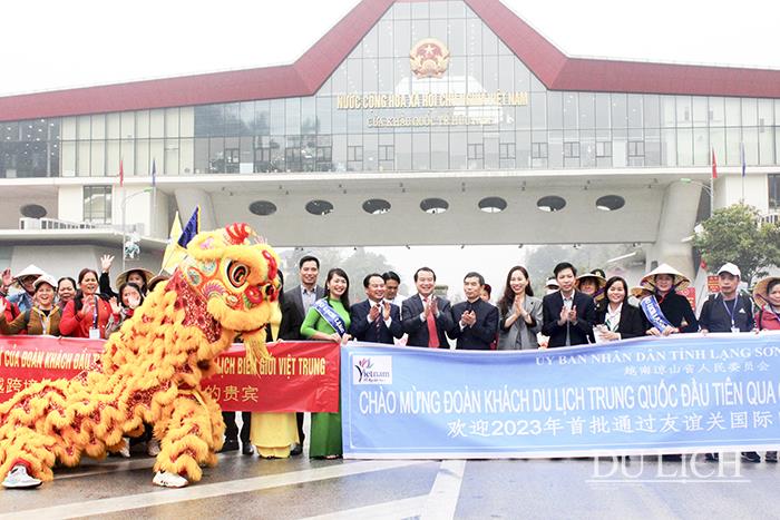 Lãnh đạo TCDL, UBND tỉnh Lạng Sơn chụp ảnh cùng đoàn khách Trung Quốc